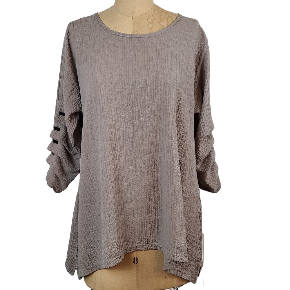 Yushi putty crinkled tunic 7/8 sleeve detail novelty buttons size medium top